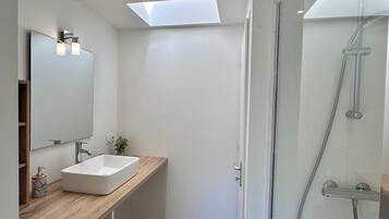 Douche, sèche-cheveux, serviettes fournies