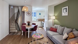 Un apartamento moderno con comedor, sala de estar y cocina.