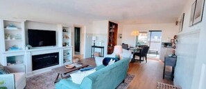 Smart-tv, een open haard, videospelletjes en een dvd-speler