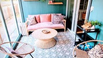 Smart TV, fireplace, video games, DVD player