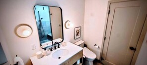  milieuvriendelijk toiletgerief, een haardroger, handdoeken, zeep