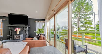 Spacious 4-bedroom house with AC 10 mins walk to beach, hiking n Pier & Dogs ok