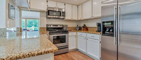 KĂŒhlschrank, Mikrowelle, Ofen, Herdplatte