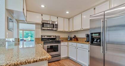 Spacious 4-bedroom house with AC 10 mins walk to beach, hiking n Pier & Dogs ok