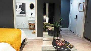 1 habitación, escritorio, tabla de planchar con plancha y wifi