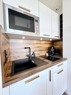 Réfrigérateur, micro-ondes, four, plaque de cuisson