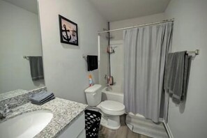 Bathroom - Sleeps 10, Perfect location, Comfortable and spotlessly clean! (Des Moines)