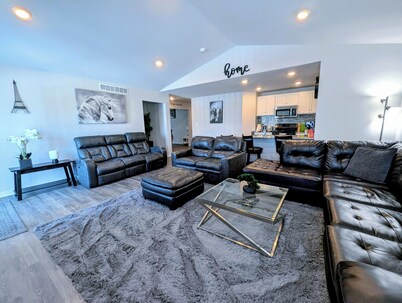 Modern Comfort. Sleeps 10. Perfect location, close to I-80 and sparkling clean!