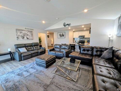 Modern Comfort. Sleeps 10. Perfect location, close to I-80 and sparkling clean!