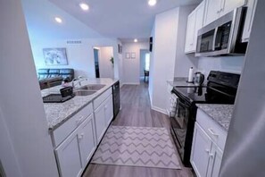 Fridge, microwave, oven, stovetop - Sleeps 10, Perfect location, Comfortable and spotlessly clean! (Des Moines)
