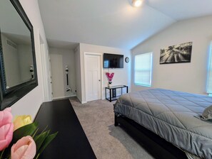 4 habitaciones, tabla de planchar con plancha, wifi y ropa de cama 