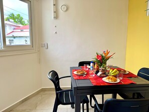 Dining - Comfort, sea & accessibility. PMR house, 3 min from Anse du Souffleur (Port-Louis)