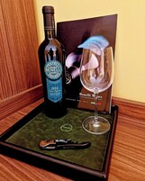 Escritorio, espacio para trabajar con laptop y wifi gratis 