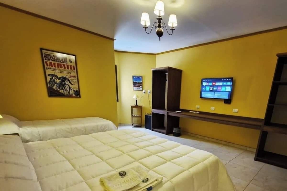 Escritorio, espacio para trabajar con laptop y wifi gratis 