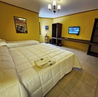 Escritorio, espacio para trabajar con laptop y wifi gratis 