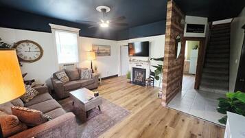 Una Smart TV, una chimenea, libros