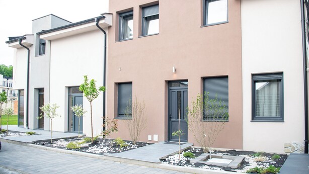 A modern residential building with a flat roof, large windows, and a clean, minimalist design. - Elegant apartment with Balcony & Free Parking (Subotica)