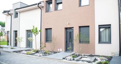 Elegant apartment with Balcony & Free Parking