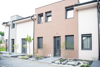 Elegant apartment with Balcony & Free Parking