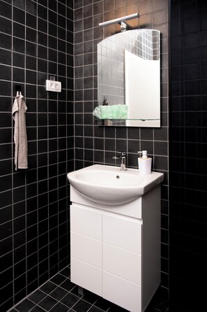 シャワー、ヘアドライヤー、タオル、石鹸