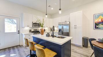 Frigorifero, microonde, forno, piano cottura