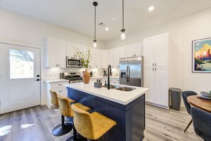 Réfrigérateur, micro-ondes, four, plaque de cuisson