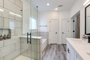Hair dryer, towels, soap, toilet paper - 3 Bed, 2.5 Bath, 15 Minutes from Downtown, 2-Car Garage, and Gated Community (Houston)