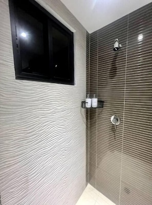 Haartrockner, Handtücher, Seife, Toilettenpapier