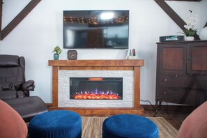 Interior - Cozy Cabin Gateway I 1.5 Acres w. Pool & Firepit (Montgomery)