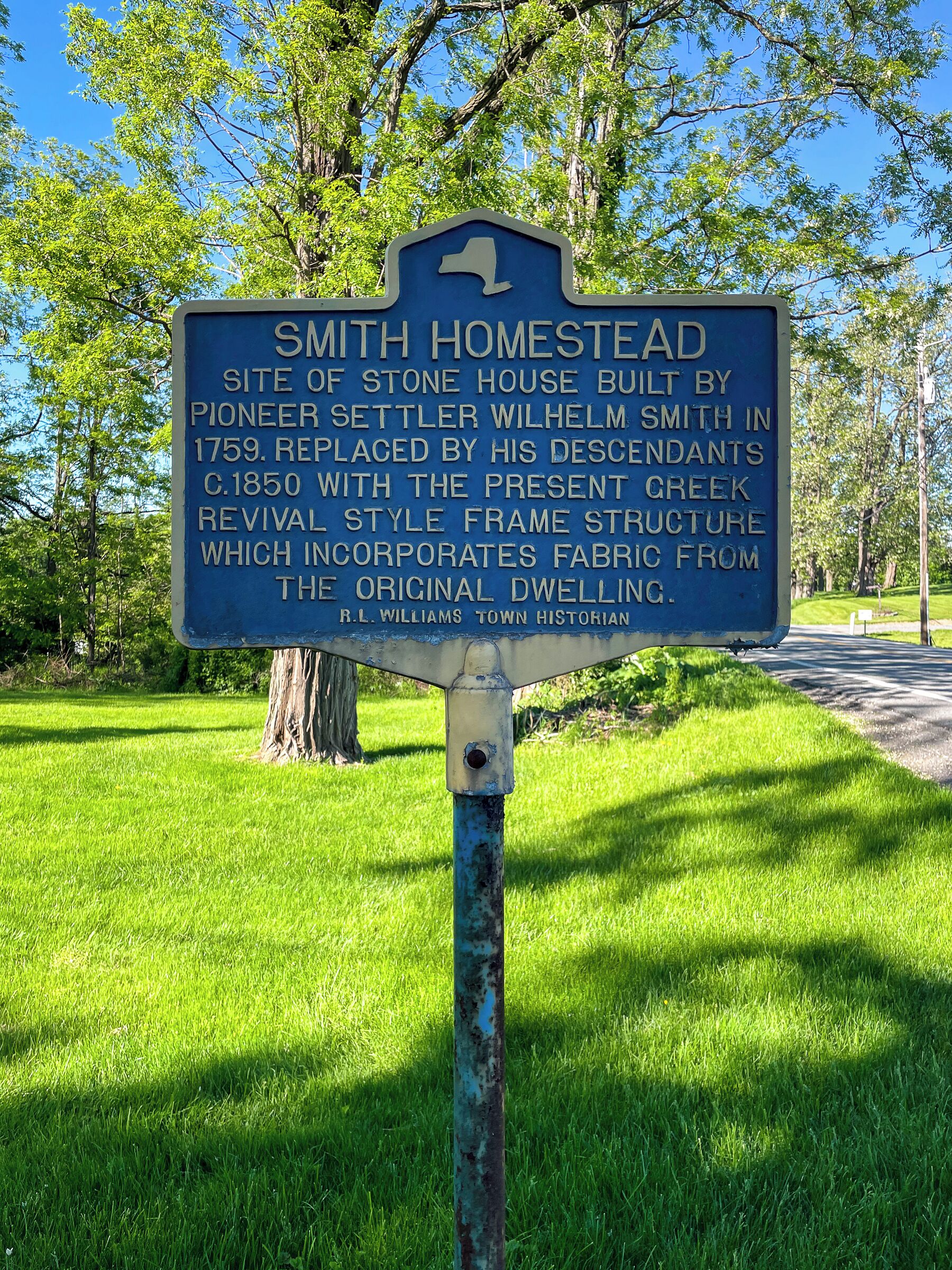 Une plaque commémorative a été installée pour marquer le site de la maison en pierre construite en 1759 par Wilhelm Smith, un des premiers colons. Cette maison a été remplacée en 1850 par une structure en bois de style néo-grec, intégrant des éléments de l’habitation d’origine.
