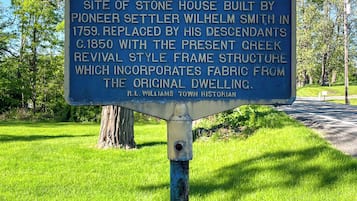 Une plaque commémorative a été installée pour marquer le site de la maison en pierre construite en 1759 par Wilhelm Smith, un des premiers colons. Cette maison a été remplacée en 1850 par une structure en bois de style néo-grec, intégrant des éléments de l’habitation d’origine.
