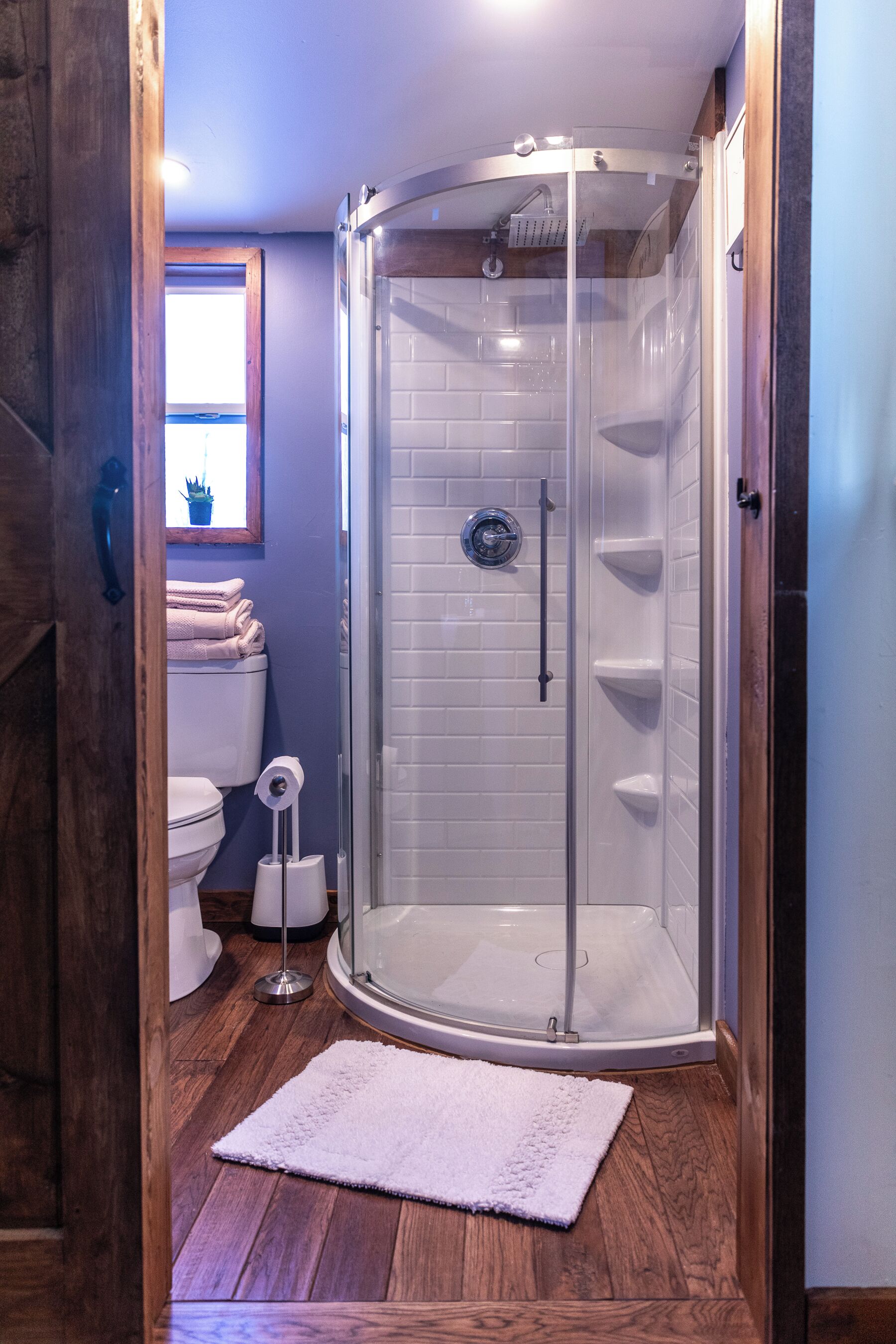 Secadora de cabello, toallas, jabón, papel de baño 