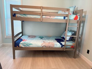 3 quartos, berço de viagem, Wi-Fi, roupa de cama