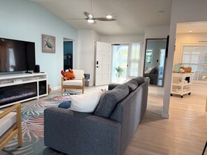TV connectée, cheminée, jeux vidéo, table de tennis de table