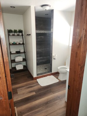 Douche, serviettes fournies, savon, shampoing