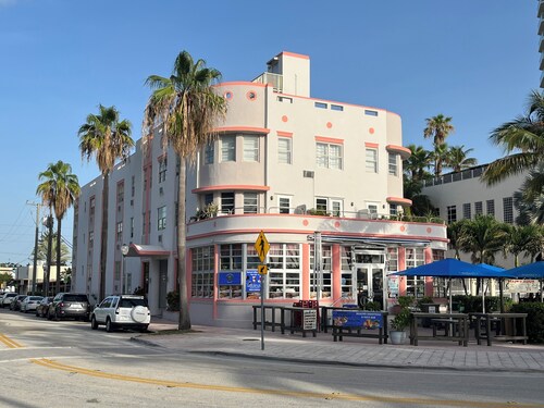 Charming studio in sunny Miami Beach with ocean view!