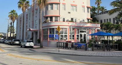 Charming studio in sunny Miami Beach with ocean view!