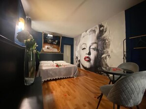 Quarto triplo júnior, 1 cama Queen e sofá-cama | Wi-Fi de cortesia