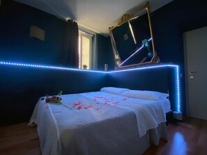 Quarto triplo júnior, 1 cama Queen e sofá-cama | Wi-Fi de cortesia