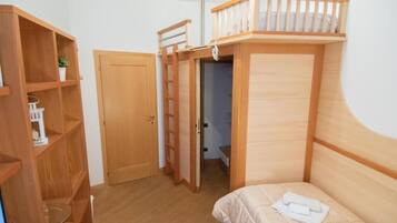 Classic Single Room, 2 Twin Beds | Free WiFi