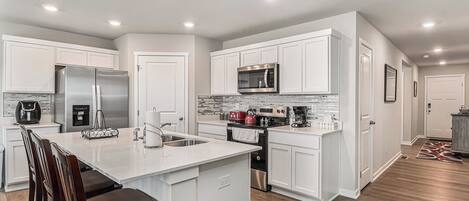 Réfrigérateur, four à micro-ondes, un four, surface de cuisson