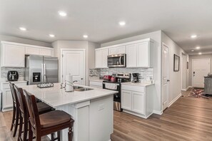 Een koelkast, een microgolfoven, een oven, een kookplaat