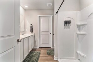 Shower, towels, soap, toilet paper - The Magnolia Retreat (Omaha)