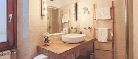 Dusche, Haartrockner, Bidet, Handtücher
