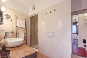 Regadera, secadora de cabello, bidet, toallas 