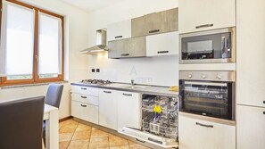 Oven, dishwasher, cookware/dishes/utensils, spices - Praga Apartment - Relax in piscina a Sirmione (Sirmione)