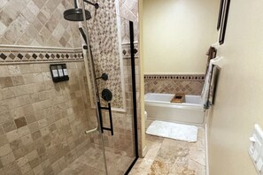 Sèche-cheveux, bidet, serviettes fournies, savon
