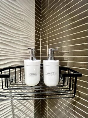 Serviettes fournies, savon, papier toilette