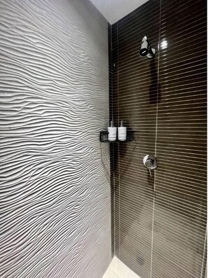 Serviettes fournies, savon, papier toilette