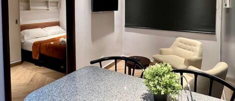 1 dormitori, planxa i posts de planxar, wifi i roba de llit